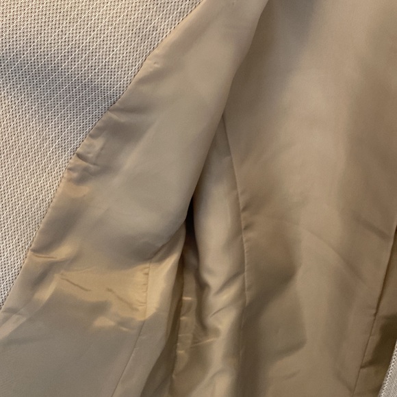 Beautiful tan with white stitching Tahari suit jacket. Size 6. NWOT. - Picture 6 of 7